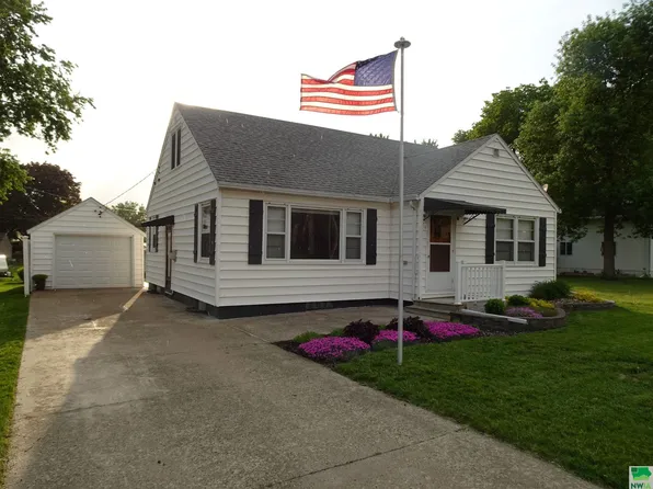 712 Washington Ave, Sheldon, IA 51201