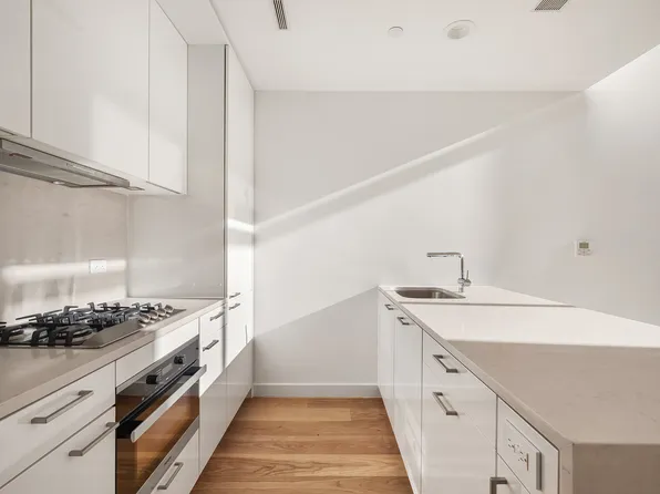 301 East 61st Street image 8 of 12