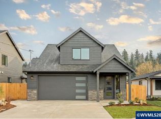 407 S 1st St, Silverton, OR 97381