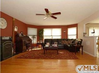 6 Denise Ct, Manalapan, NJ 07726