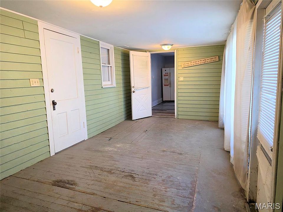 7th image of 200 E Main St
