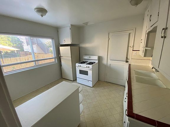 4th image of 11652 Magnolia Blvd Floor 2