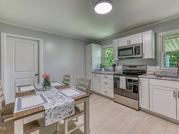 5th image of 722 Rose Ln