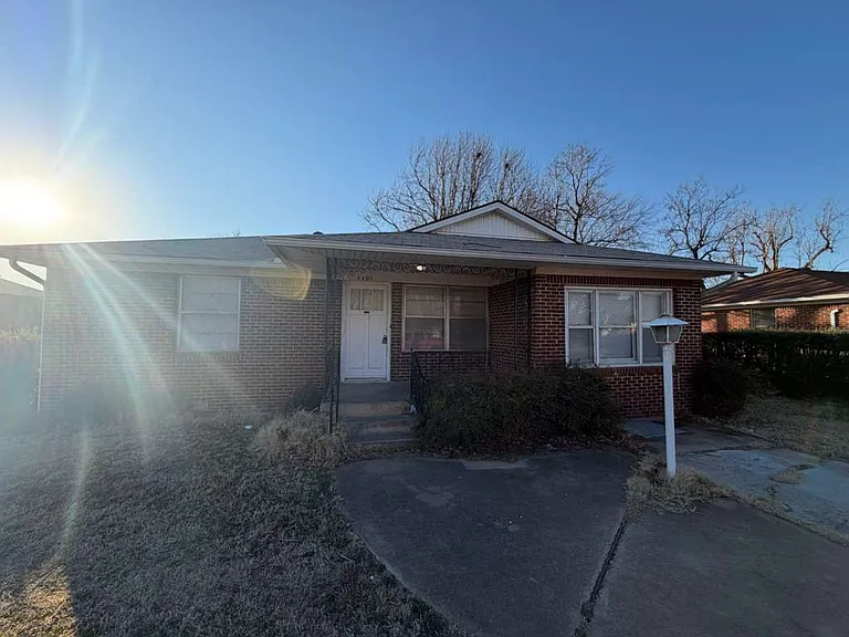 4401 N Rockwell Ave — Photo 3