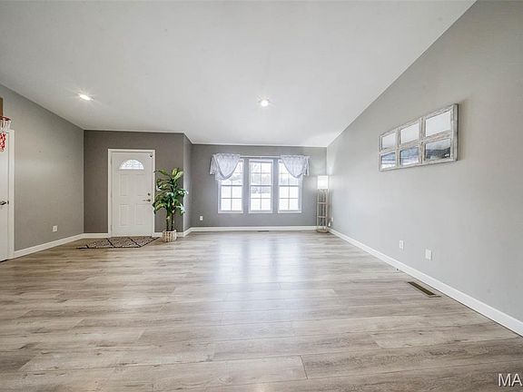 4th image of 1315 Harvey Ct