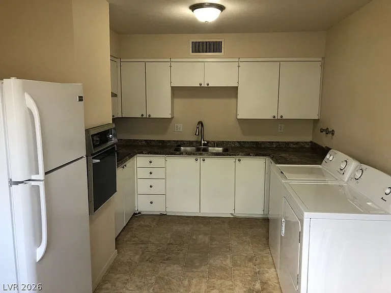 350 E Desert Inn Rd #H201 — Photo 5