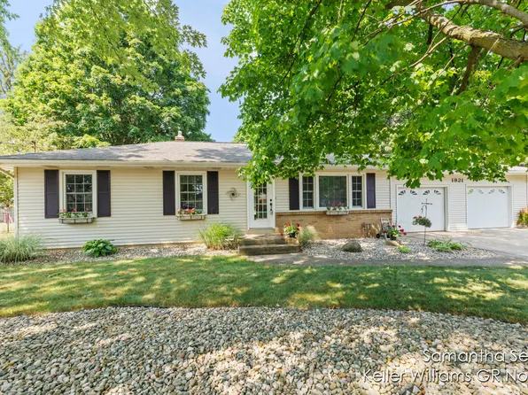 1921 Fruitwood St, Jenison, MI 49428