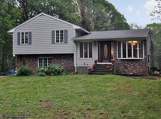 44 Briarwood Rd, Glocester, RI 02857