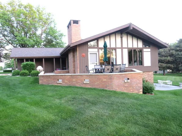6166 Country Club Dr, Columbus, NE 68601