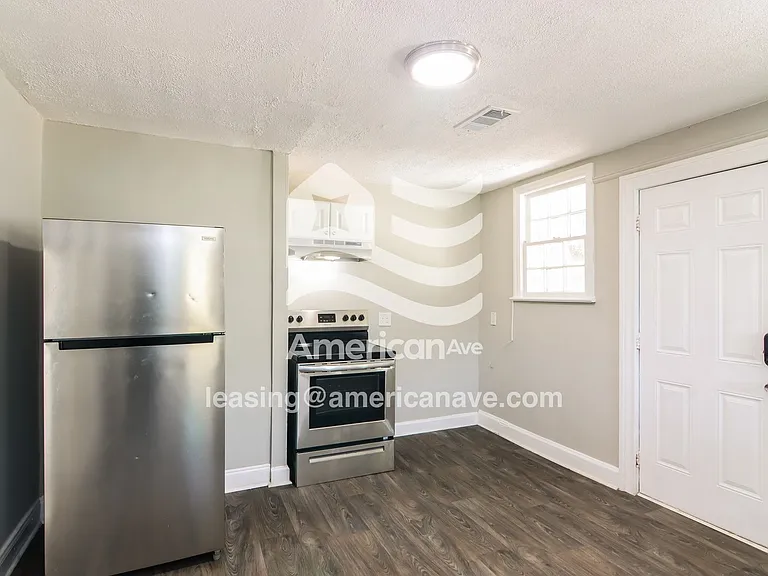 1317710_003_kitchen_4.jpg