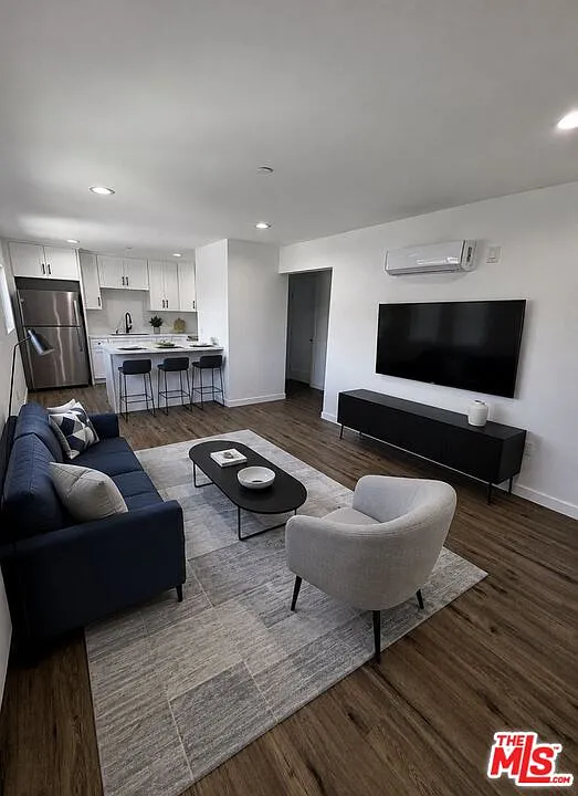 2 bed, 2.0 bath, 800 sqft, $3,800 — Photo 3