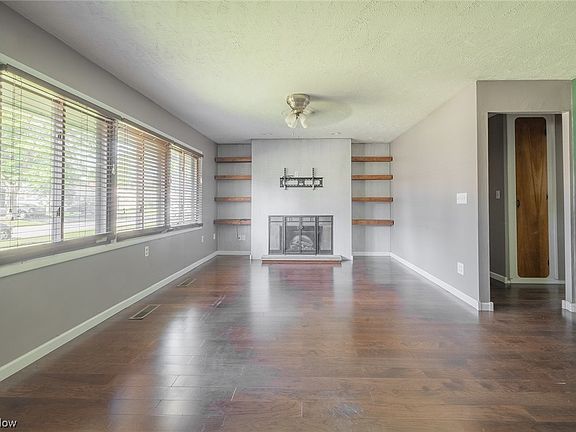 4th image of 374 Pattie Dr