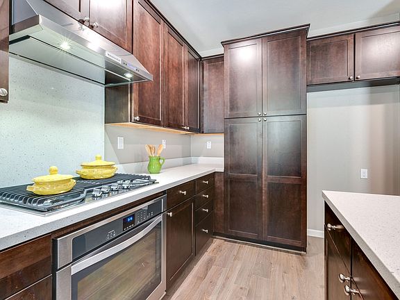 5th image of 423 Jacquelyn Ln