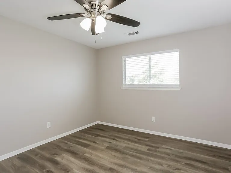 2431 Fox River Ln — Photo 13
