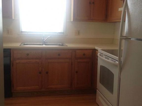 5th image of 901 Hilltop Dr