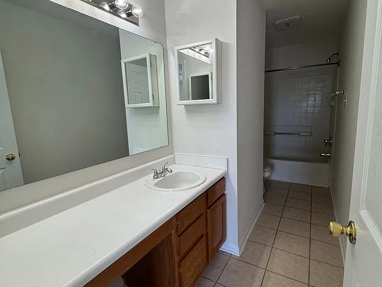 1209 Porchester Ln — Photo 14