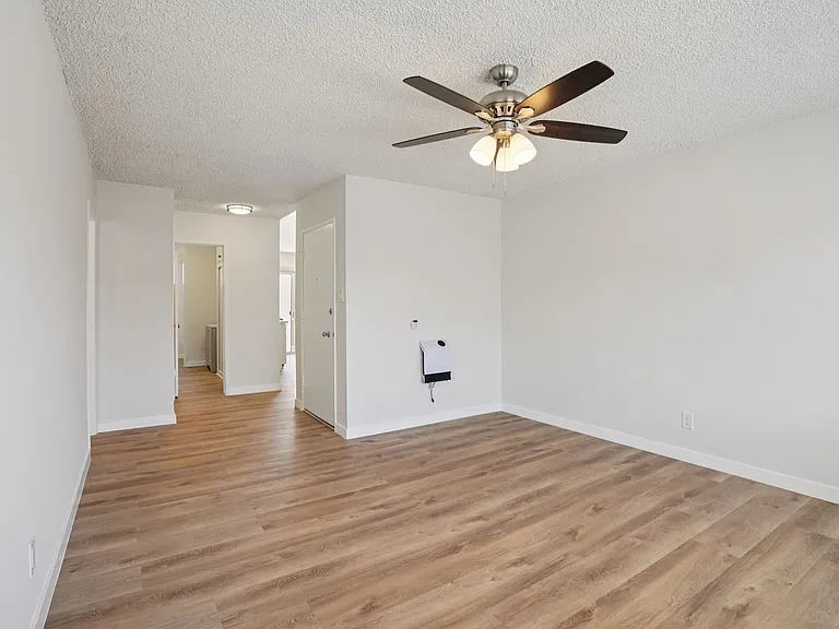 437 & 441 W Queen St — Photo 16