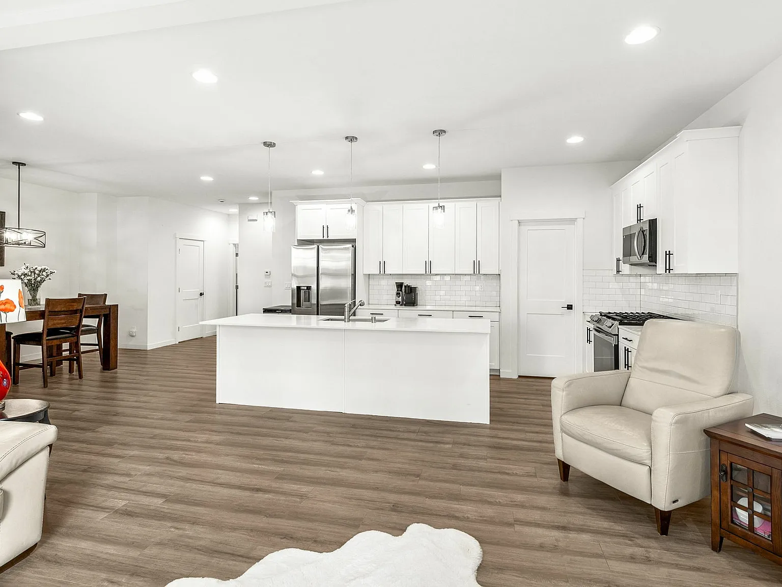 3 bed, 2.5 bath, 1810 sqft, $2,500 — Photo 4