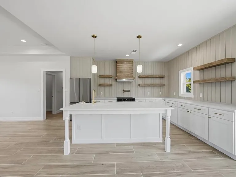 3320 Palm Dr — Photo 4