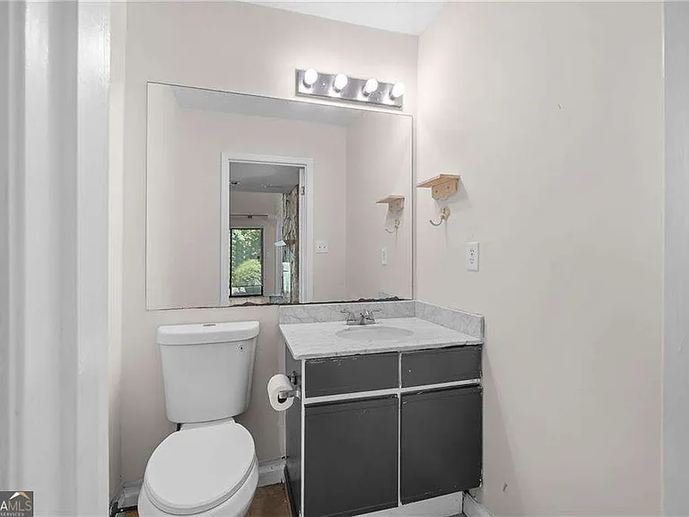 990 Chapman Ln — Photo 12