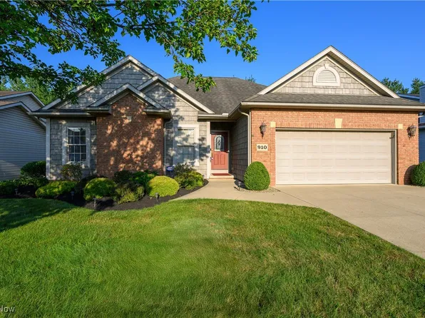 910 Mesquite Ln, Barberton, OH 44203