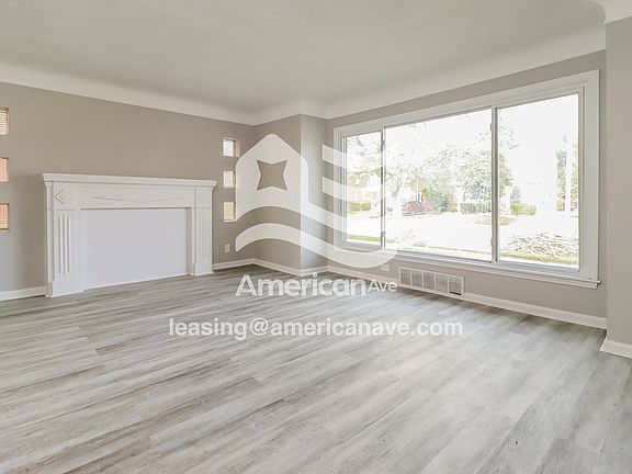 1571455_002_living_room_13989104.jpg