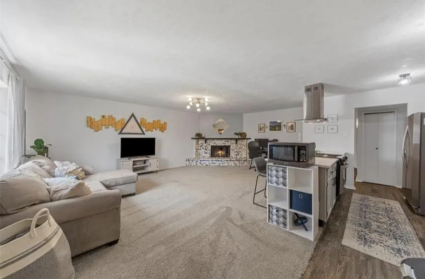 526 Windsor Dr — Photo 3