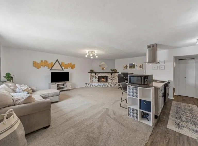 526 Windsor Dr — Photo 3