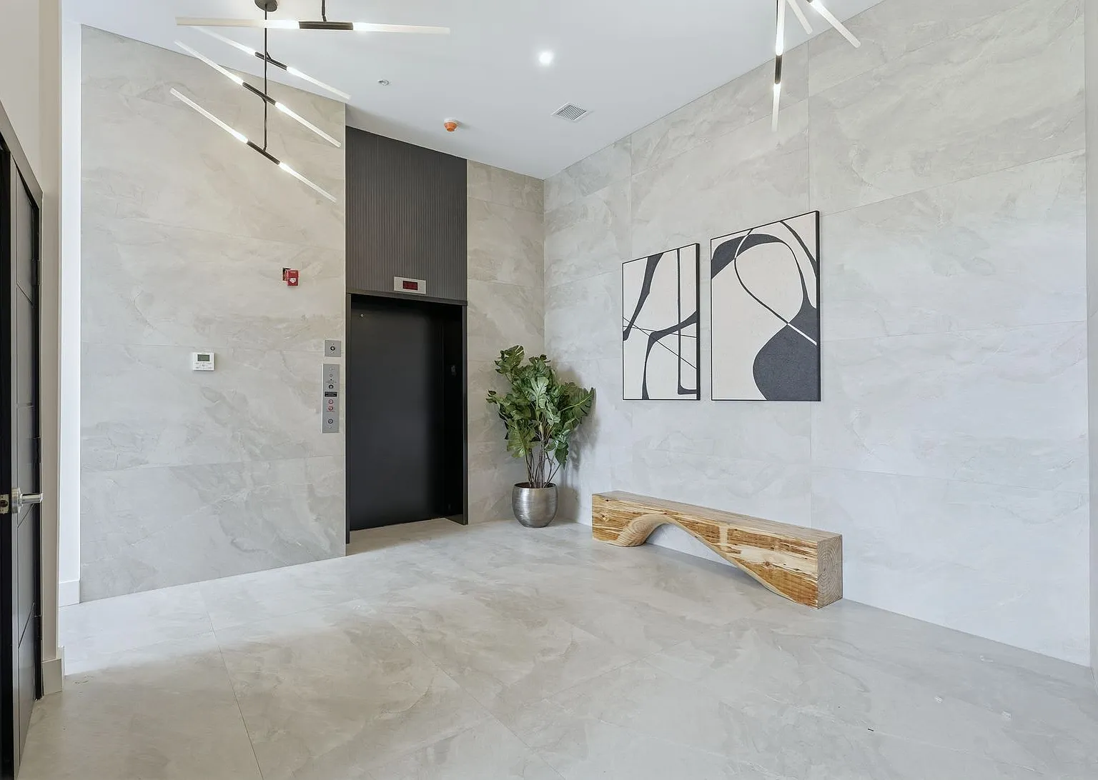 1 bed, 736 sqft, $2,576 — Photo 2