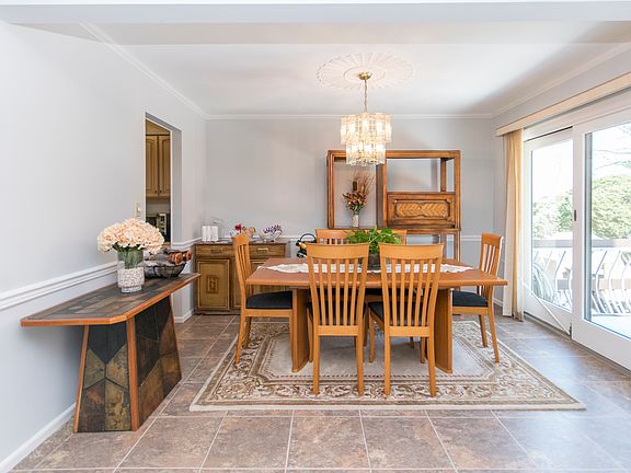 Dining Rm w/sliders to deck