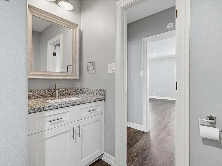 531 Woolworth St — Photo 24