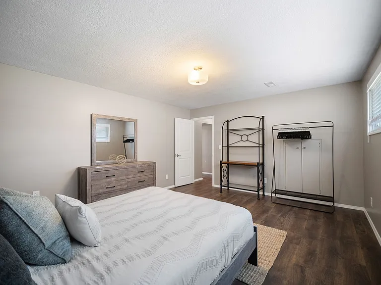 107 E Regina Ave — Photo 34