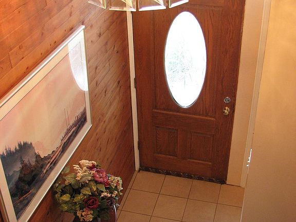 Soaring ceiling, granite/tile entry