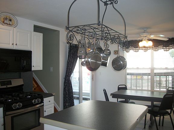 Spacious kitchen,family room