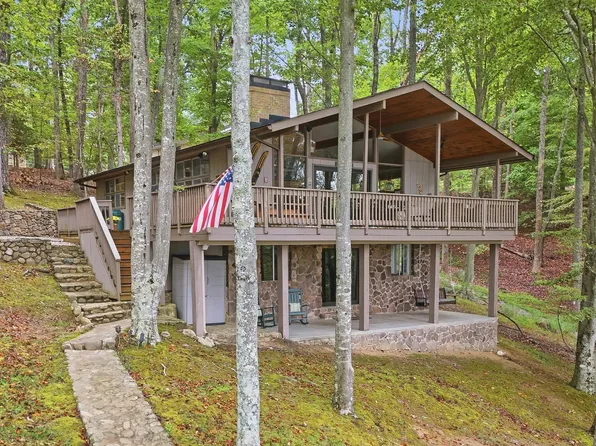 16469 Smith Mountain Lake Pkwy, Huddleston, VA 24104