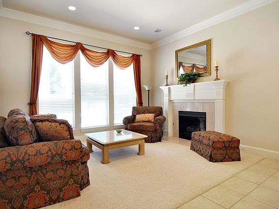 3rd image of 3216 Hillsdale Ct