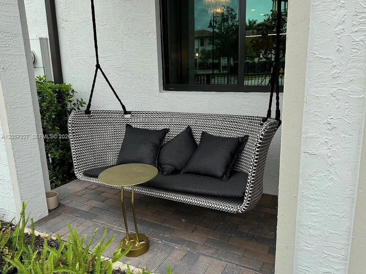 Downtown Doral South Phas — Photo 2