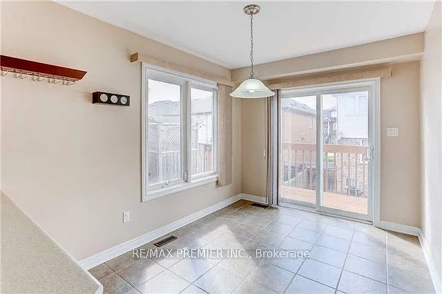 3080 Highbourne Cres — Photo 9