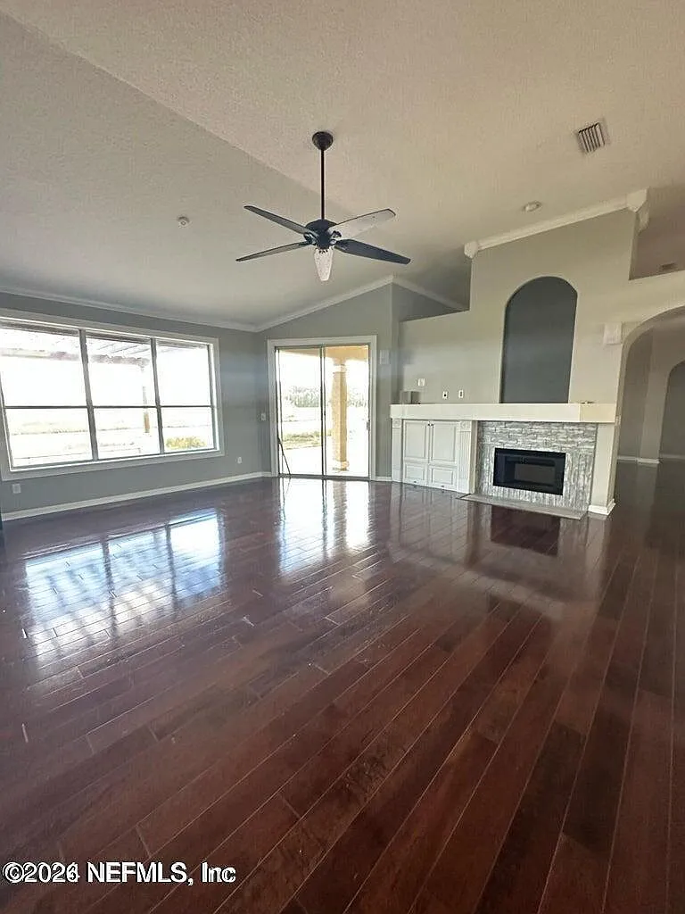 4 bed, 2.0 bath, 2326 sqft, $4,500 — Photo 4