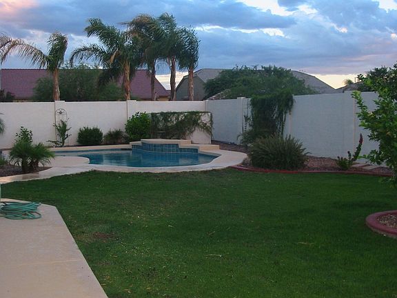 The block wall synchronizes with the texture and color of the home! 