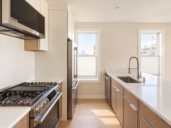 4th image of 46 Everett St #Penthouse 2