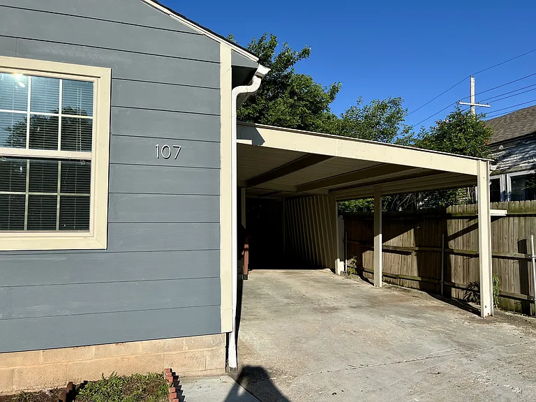 107 N Gillette Ave — Photo 2