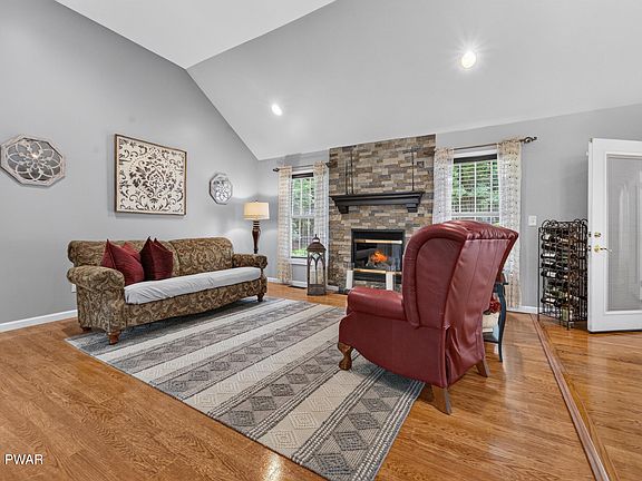 3rd image of 115 Columbine Ln