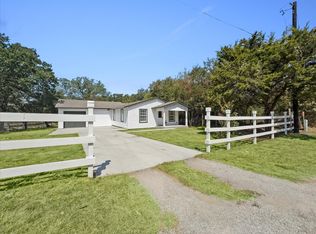 104 Rhoades St, Azle, TX 76020