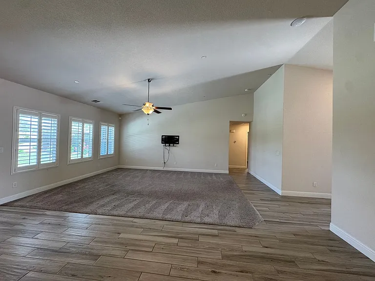 391 W Maclure Ave — Photo 4