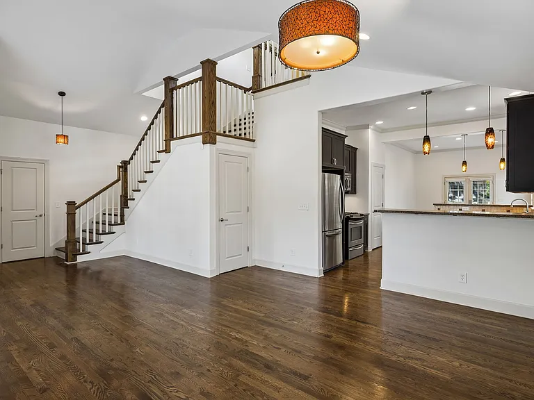1011 Bate Ave — Photo 4