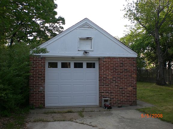 Detached garage