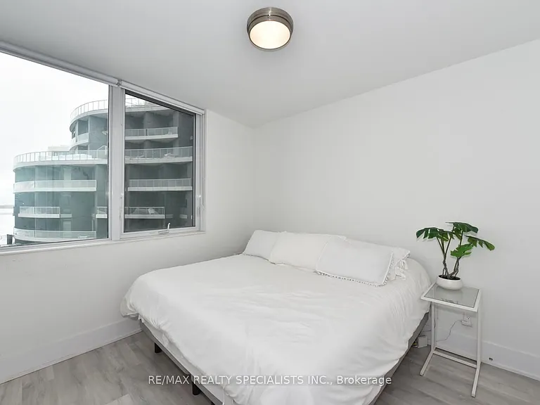 1 Edgewater Dr #911 — Photo 32