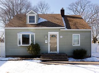 30 Birch Ave E, Farmingdale, NY 11735