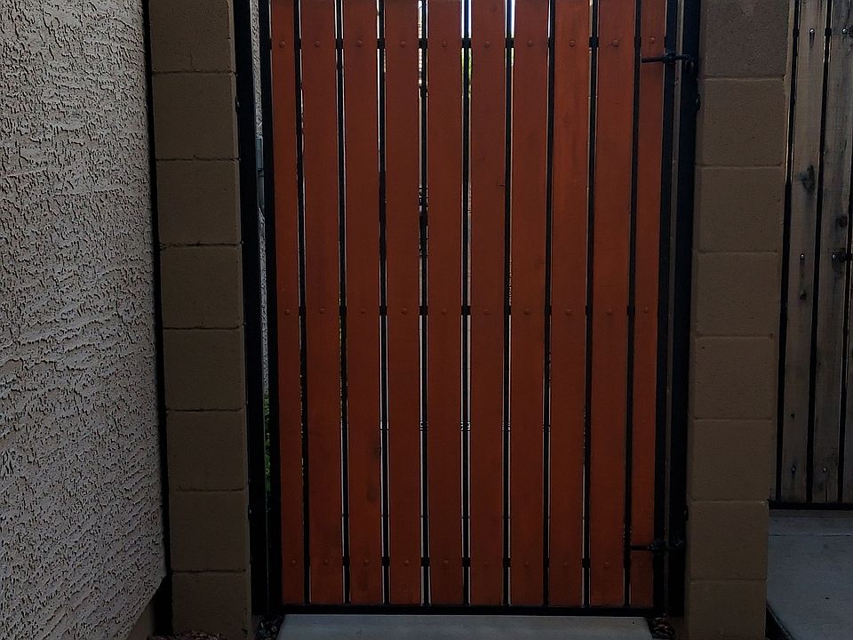 ENTRY INTO THE UNIT IS VIA THE SIDE GATE.